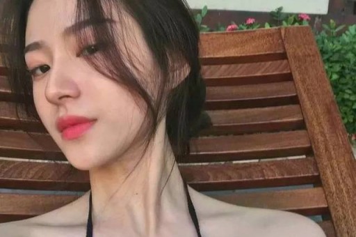 刚分手一周！八卦媒体爆料：维尼修斯在私人场所与数位女性聚会